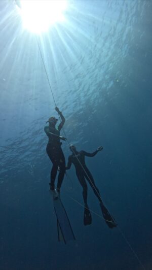 Elizabeth Frances Instagram - Finally surfacing (see what I did there 🤣) to share some of the amazingly educational and hilarious good time that was @deep.week #deepweek #deepweekthailand 

I was so lucky to have the AWESOME @mariazosa__ as my @molchanovsfreediving instructor so I could obsess over mouthfills properly 🤣 and also learn from the likes of @adamfreediver (about both diving and boat karaoke 🙌🏽) @thibault_freediver @sheenaneedscoffee @ployscott @hcore3 @freedivenomad and dive along side wonderful humans @nate.fairweather @juajuancho @yashira.marie_ ❤️ @chrischeezem @qihaouou @rcl_everythingelse @life_in_the_moana @yinfreediving @gunandwolf @bjgriffinmusic and so many others! 

Always reppin my @justgetwet_ crew 🦸🏽‍♀️

Beautiful water and beautiful souls all round 🧜🏽‍♀️❤️ #freedive #freediving #thailand #thailandtravel #phuket #freedivingfamily #godeep #traveltheworld #adventure #molchanovs