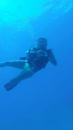 Elizabeth Frances Instagram - AMAZING dives w @cabo_privateguide   @divegordobanks 

Gotta say, I love to freedive and scuba, and love even more when that means I get to support #womenownedbusiness 🙌🏽🧜🏽‍♀️ thx Laura, Felipe and the rest of the crew! Def will be back for some whales! 

Give em a follow and support #femaleownedbusiness ➡️ @cabo_privateguide @divegordobanks 

#womenempowerment #womensupportingwomen #mermaid #cressi #scubadiving #gordobanks #cabosanlucas #sharkdiving #cabosanlucasmexico #cabodiving