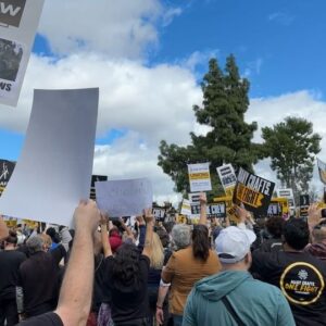 Elizabeth Ho Instagram - Nothing moves without the crew 🖤💛 You had our backs last year and now we have yours  @iatse @teamsters #solidarity