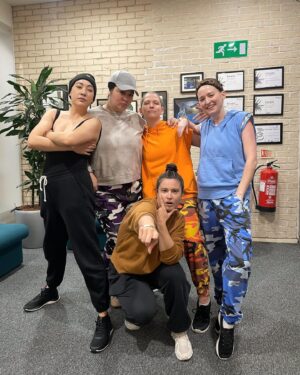 Elizabeth Ho Instagram - You want more? I’ll give you more @chriskirkpatrickmasmusical at Edinburgh fringe 😎

- hanging out at @bbcedfest dressing room
- boy band and all why do I look so swol?
- trauma bonding
- 😇 
- 👼 
- the fam
- hot donut balls 
- we started a bowling league
- golden girls
- strike