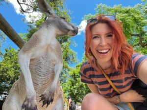 Elizabeth Maxwell Instagram - Get cha ‘roos ready Melbourne, I’m on my way!! See you this weekend at @ozcomiccon!

#ozcomiccon #ozcomicconmelbourne