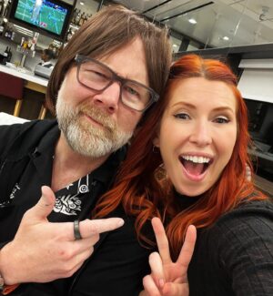 Elizabeth Maxwell Instagram - What a beautiful end to the year! @galaxyconcolumbus and @ozcomiccon you were both so lovely, and the holiday-themed cosplay was incredibly fun to see (no, I did not get enough pictures 😣)

Also ran into this guy that looked a lot like @christophersabat, but with gnarly hair. Weird…

#galaxyconcolumbus #ozcomiccon #ozcomicconmelbourne #ozcomicconxmas #cosplay #midnight #myheroacademia #rosaria #genshinimpact