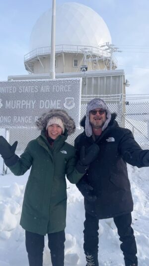 Elizabeth Maxwell Instagram - Jason Liebrecht and Elizabeth Maxwell are taking in the sights before #AlaskaComiCon. No Moose spotted. 🫎 They will see you at the Carlson Center this Saturday and Sunday. ❄️ Tickets at alaskacomicon.com  #alaskacomicon #elizabethmaxwell #jasonliebrecht