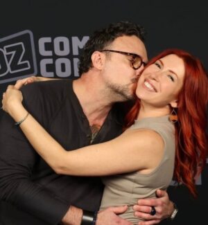 Elizabeth Maxwell Instagram - What a beautiful end to the year! @galaxyconcolumbus and @ozcomiccon you were both so lovely, and the holiday-themed cosplay was incredibly fun to see (no, I did not get enough pictures 😣)

Also ran into this guy that looked a lot like @christophersabat, but with gnarly hair. Weird…

#galaxyconcolumbus #ozcomiccon #ozcomicconmelbourne #ozcomicconxmas #cosplay #midnight #myheroacademia #rosaria #genshinimpact