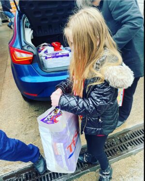 Ella Chadwick Instagram - THANKYOU to everybody who donated to my Christmas Appeal 🥰🎄 i dropped off all the selection boxes today for all the children who will be in hospital over christmas i hope it brings a little smile to everybody i always got selection boxes when i was at the hospital over christmas and it made me happy 🎄🎅🏻❤️🎁 @rmchcharity #royalmanchesterchildrenshospital #christmasappeal #christmasdelivery #selectionboxes