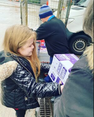 Ella Chadwick Instagram - THANKYOU to everybody who donated to my Christmas Appeal 🥰🎄 i dropped off all the selection boxes today for all the children who will be in hospital over christmas i hope it brings a little smile to everybody i always got selection boxes when i was at the hospital over christmas and it made me happy 🎄🎅🏻❤️🎁 @rmchcharity #royalmanchesterchildrenshospital #christmasappeal #christmasdelivery #selectionboxes