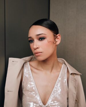 Ella-Rae Smith Instagram - @emporioarmani AW24 🌬️

Makeup by the legendary @kennethsohmakeup 
Hair (and pictures 1&2) by the multi talented @stefanbertin 

Biggest love and thanks to the Armani team for a fairytale trip to Milan and to my @unitedagents & @pinnaclepruk family 🤍