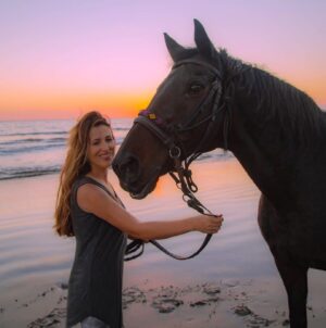 Elle Newlands Instagram - With Nochera getting so old, I wanted her to experience the ocean while she was still sound enough to trailer that far ….. and of course, she’s so magical, she traveled with her own light. Look at that face ❤️ ✨ 

#horse
#horses
#sunset
#beach
#adventure 
#love