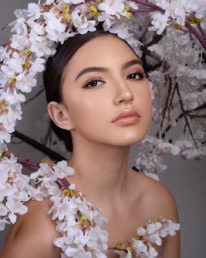Elle Paris Legaspi Instagram - Set goals 🌸
Say prayers 🙏🏼
Work hard 🤍