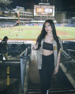 Elle Paris Legaspi Instagram - padres game💛🤎