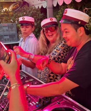 Ellen Hillingsø Instagram - Igen i år har jeg fået så hatten passer, nå nej så huen passer! 
Igen i år Passer huen ⁉️🤪😜😝
Altså : 
Pas på jer selv og hinanden - også når I har fået så hatten passer……..♥️
….og læs @annesophiahermansen gode og opbyggende brev til alle jer der har afsluttet en ungdomsuddannelse……
#enjoy #takecare #drikmasserafvand #paspåjerselvoghinanden …..♥️💦♥️💦♥️