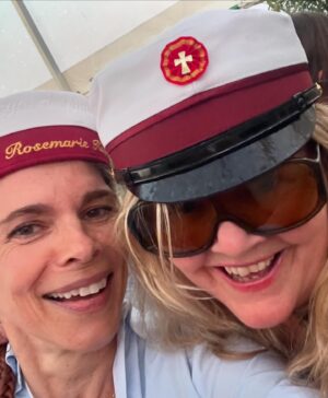 Ellen Hillingsø Instagram - Igen i år har jeg fået så hatten passer, nå nej så huen passer! 
Igen i år Passer huen ⁉️🤪😜😝
Altså : 
Pas på jer selv og hinanden - også når I har fået så hatten passer……..♥️
….og læs @annesophiahermansen gode og opbyggende brev til alle jer der har afsluttet en ungdomsuddannelse……
#enjoy #takecare #drikmasserafvand #paspåjerselvoghinanden …..♥️💦♥️💦♥️