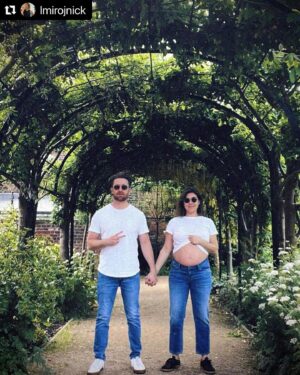 Ellen Mirojnick Instagram - Yes they are having TWINS🫶🏻💞🤩

#repost @lmirojnick & @dartabeles 

Twinning. 

Dropping Fall 2024