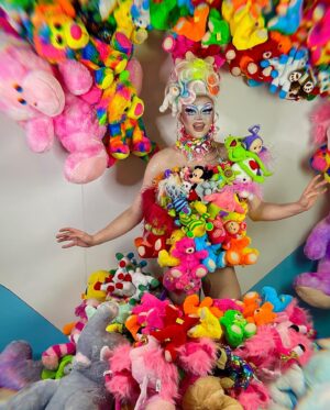 Ellie Diamond Instagram - DRAG CON PT.1 🧸🎀👛🌸🏩💕💞 
-
Thank you to everyone who came to visit the toy machine over the weekend this dress and booth was a lot of fun to create and bring to life! #madebyme 
-
This dress was inspired by a gorgeous shop I visited while in Australia (swipe to the last pic) @tibbsandbones