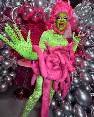 Ellie Diamond Instagram - THE DIAMOND DISCO IN OUTER SPACE🪩👽 Day 1 
**************************************************************************************************
@rupaulsdragcon has been so much fun! Thank you to all who came to my booth yesterday, honestly had the best time with you all!💗💗
**************************************************************************************************
SUNDAY!! last day so there’s still time to come to the disco @ booth #E63! 
*************************************************
Wig by me 
Corset by me 
Catsuit @get_frocked_uk 
*************************************************
(Huge massive thanks to @thrillhausdesigns for creating the stunning curtains for my booth! Aswell thanking @h1c.xx @davidchippa @rosie_zinfandel for helping me with my booth setup)