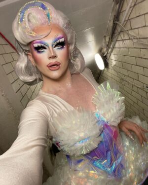 Ellie Diamond Instagram - Shining like a supernova 🌟 💙💜 
-
Had such a blast being back in Glasgow for @wednesdayssuck thanks so much for having me back after all these years! 
-
Go n follow the amazing cast at last nights show!! @thecjbanks @rujazzle @chuckybartolo @thetianahtucker
-
Also do we enjoy the mug? 💄