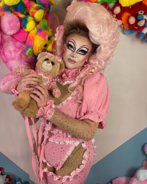 Ellie Diamond Instagram - 🔔💝DING DONG BITCHES💝🔔
-
3 years later and she still fits! Thank you to all that came out to drag con! Thank you to my wonderful family for helping at my booth @chanel_o_conor @mumsy_dismond @fnuntucked @official_haggis Couldn’t of ever done this without each of you!Also wanna say a huge thank you also to @djandyrew @klubkids_uk @dragmerchuk for making this booth come to life!