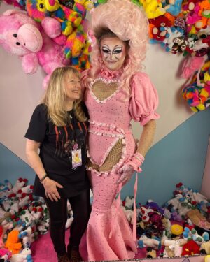 Ellie Diamond Instagram - 🔔💝DING DONG BITCHES💝🔔
-
3 years later and she still fits! Thank you to all that came out to drag con! Thank you to my wonderful family for helping at my booth @chanel_o_conor @mumsy_dismond @fnuntucked @official_haggis Couldn’t of ever done this without each of you!Also wanna say a huge thank you also to @djandyrew @klubkids_uk @dragmerchuk for making this booth come to life!