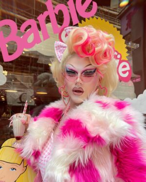 Ellie Diamond Instagram - HI BARBIE💞💅🏻👛🌸💒🎀💝
-
Come on barbie let’s go see the movie! #barbie #barbiedoll #thebarbiemovie 
-
Outfit by @get_frocked_uk 
Hair by me 
-
💞Make sure to go check out the new barbie cakes and milkshakes for one week only at @loaf_manchester 💞
