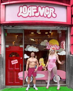Ellie Diamond Instagram - HI BARBIE💞💅🏻👛🌸💒🎀💝
-
Come on barbie let’s go see the movie! #barbie #barbiedoll #thebarbiemovie 
-
Outfit by @get_frocked_uk 
Hair by me 
-
💞Make sure to go check out the new barbie cakes and milkshakes for one week only at @loaf_manchester 💞
