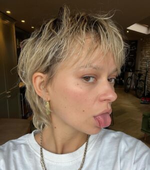 Ellie Duckles Instagram - This post is literally for my haircut 👦🏼

cut @gaia_maua 
colour @deannylee