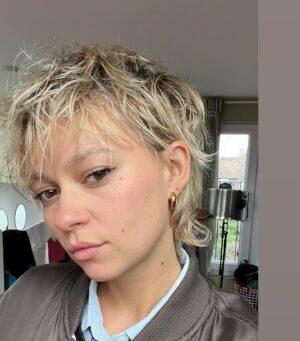 Ellie Duckles Instagram - This post is literally for my haircut 👦🏼

cut @gaia_maua 
colour @deannylee