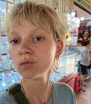 Ellie Duckles Instagram - This post is literally for my haircut 👦🏼

cut @gaia_maua 
colour @deannylee