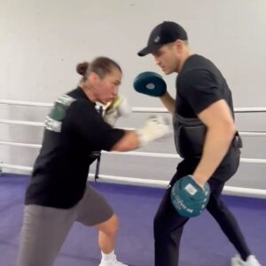Ellie Scotney Instagram - Lightning speed ⚡️🔥 @elliescotney_ 

Nine days out from becoming a Unified World Champion 👑👑

#ScotneyLefebvre #GillBarrett #Boxing