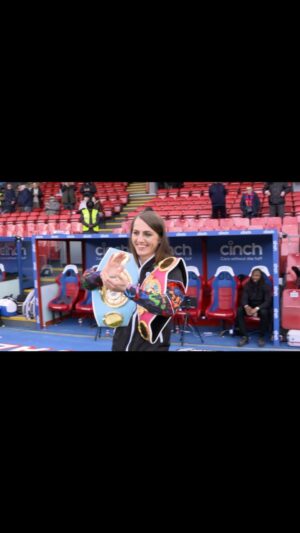Ellie Scotney Instagram - “OHHH SOUTH LONDON…“ 🦅 
Feels good to be back down Selhurst with another title 🌍 
And feels EVEN BETTER after yesterday’s result! ❤️💙