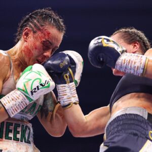 Ellie Scotney Instagram - BRITAIN HAS A NEW WORLD CHAMPION! 👑

@elliescotney_ defeats Cherneka Johnson by unanimous decision! 🙌

📝 98-92, 98-92, 97-93

#JohnsonScotney #EdwardsCampos