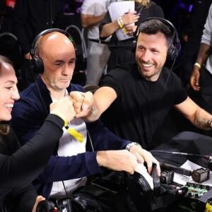 Ellie Scotney Instagram - Tag team last night on my debut @daznboxing comms with @mrdfbarker and @barryjones1927 🎙️ 

17 stoppages between us… 99% ratio to Dazzling Darren 😂
