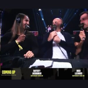 Ellie Scotney Instagram - Tag team last night on my debut @daznboxing comms with @mrdfbarker and @barryjones1927 🎙️ 

17 stoppages between us… 99% ratio to Dazzling Darren 😂