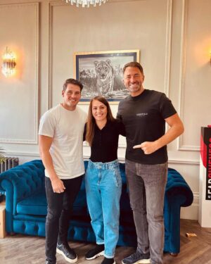 Ellie Scotney Instagram - Great catching up with the main man @eddiehearn and mapping out the Road ahead with the Team

📈🌍👑
