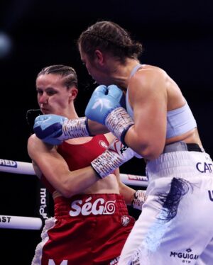 Ellie Scotney Instagram - A ruthless display from @elliescotney_ who now holds the WBO, IBF and @ringmagazine belts 👑👑

#ScotneyLefebvre | #GillBarrett