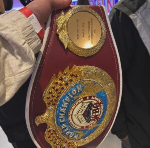 Ellie Scotney Instagram - An away day that felt like home 🏠❤️

What a NIGHT, What a STORY, what a HUMAN. 

Special scenes last night watching ‘The Gentleman’ defend his World Title and avenge his only blemish on his record with a career best performance. 

“AND STILL” 👑 @chrisbillam
