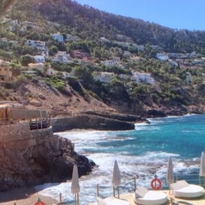 Ellie Taylor Instagram - Mallorca with my beautiful girls 🩷🩷🩷
The most wonderful few days hanging out in beach clubs pretending to be a bride, generally dressing like a crazed aunt and above all, remembering how much I enjoy limoncello.