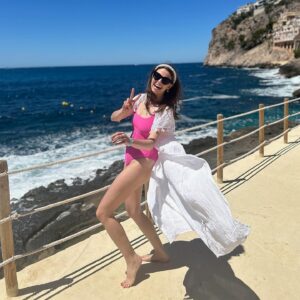 Ellie Taylor Instagram - Mallorca with my beautiful girls 🩷🩷🩷
The most wonderful few days hanging out in beach clubs pretending to be a bride, generally dressing like a crazed aunt and above all, remembering how much I enjoy limoncello.