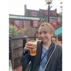 Ellie Toyota Instagram - 🇬🇧
2ヶ月ほど、ロンドンに滞在していました。
昨日無事に帰国。
あっという間には感じない濃密な時間だったけれど、
もうなんだか幻だったような気がしています。

Podcastで滞在記のようなものを何回かに分けてお話しする予定です😚
明日の配信分は帰国してすぐに録音しました！
そちらも聴いてもらえたら嬉しいです。

今は時差ボケにならないよう、夜までしっかり起きていることが目標💪🏻笑