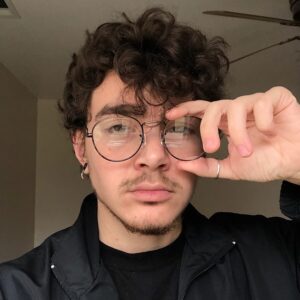 Elliot Fletcher Instagram - here’s me lookin like an emo harry potter