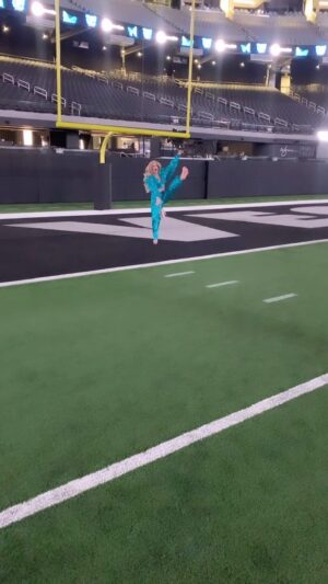 Elliott with 2 Ts Instagram - First and only drag queen to score a touch down on a Super Bowl field??? Maybe!!!! Happy #superbowlsunday Las Vegas!!!!🤟🏻🏈🏟️
#football #superbowl #vegas #lasvegas #vegassuperbowl