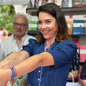 Eloísa Maturén Instagram - Resumen de una día único. Mi primera Feria del Libro de Madrid 📖✨❤️‍🔥

La cara de niñita emocionada lo dice todo. La pequeña Elo que ama la palabra desde el día uno, dando saltos de emoción.

Una aventura más…y las que faltan.

Gracias @valeria_correa_fiz por tu guía maravillosa y por empujarme cuando te dije “me estoy mudando y no  tengo tiempo para escribir” 🤓 Es verdad que no hay excusas. 

A los compañeros del taller, cada martes en la noche vuelvo a casa con la mente revuelta y más ganas de seguir creando, gracias por la inspiración 

Gracias por el amor, las sonrisa y la presencia de todos los que me acompañaron cerca y lejos. 

Seguimos sí, paramos no 😃

GRATITUD ❤️‍🔥✨❤️‍🔥