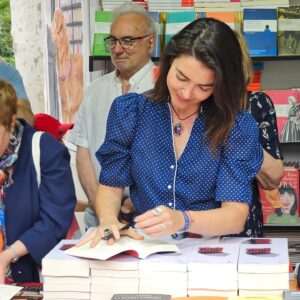 Eloísa Maturén Instagram - Resumen de una día único. Mi primera Feria del Libro de Madrid 📖✨❤️‍🔥

La cara de niñita emocionada lo dice todo. La pequeña Elo que ama la palabra desde el día uno, dando saltos de emoción.

Una aventura más…y las que faltan.

Gracias @valeria_correa_fiz por tu guía maravillosa y por empujarme cuando te dije “me estoy mudando y no  tengo tiempo para escribir” 🤓 Es verdad que no hay excusas. 

A los compañeros del taller, cada martes en la noche vuelvo a casa con la mente revuelta y más ganas de seguir creando, gracias por la inspiración 

Gracias por el amor, las sonrisa y la presencia de todos los que me acompañaron cerca y lejos. 

Seguimos sí, paramos no 😃

GRATITUD ❤️‍🔥✨❤️‍🔥