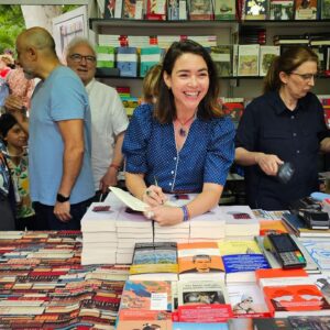Eloísa Maturén Instagram - Resumen de una día único. Mi primera Feria del Libro de Madrid 📖✨❤️‍🔥

La cara de niñita emocionada lo dice todo. La pequeña Elo que ama la palabra desde el día uno, dando saltos de emoción.

Una aventura más…y las que faltan.

Gracias @valeria_correa_fiz por tu guía maravillosa y por empujarme cuando te dije “me estoy mudando y no  tengo tiempo para escribir” 🤓 Es verdad que no hay excusas. 

A los compañeros del taller, cada martes en la noche vuelvo a casa con la mente revuelta y más ganas de seguir creando, gracias por la inspiración 

Gracias por el amor, las sonrisa y la presencia de todos los que me acompañaron cerca y lejos. 

Seguimos sí, paramos no 😃

GRATITUD ❤️‍🔥✨❤️‍🔥