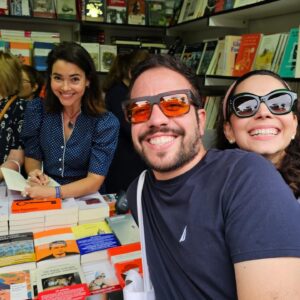 Eloísa Maturén Instagram - Resumen de una día único. Mi primera Feria del Libro de Madrid 📖✨❤️‍🔥

La cara de niñita emocionada lo dice todo. La pequeña Elo que ama la palabra desde el día uno, dando saltos de emoción.

Una aventura más…y las que faltan.

Gracias @valeria_correa_fiz por tu guía maravillosa y por empujarme cuando te dije “me estoy mudando y no  tengo tiempo para escribir” 🤓 Es verdad que no hay excusas. 

A los compañeros del taller, cada martes en la noche vuelvo a casa con la mente revuelta y más ganas de seguir creando, gracias por la inspiración 

Gracias por el amor, las sonrisa y la presencia de todos los que me acompañaron cerca y lejos. 

Seguimos sí, paramos no 😃

GRATITUD ❤️‍🔥✨❤️‍🔥