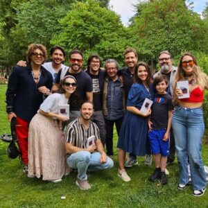 Eloísa Maturén Instagram - Resumen de una día único. Mi primera Feria del Libro de Madrid 📖✨❤️‍🔥

La cara de niñita emocionada lo dice todo. La pequeña Elo que ama la palabra desde el día uno, dando saltos de emoción.

Una aventura más…y las que faltan.

Gracias @valeria_correa_fiz por tu guía maravillosa y por empujarme cuando te dije “me estoy mudando y no  tengo tiempo para escribir” 🤓 Es verdad que no hay excusas. 

A los compañeros del taller, cada martes en la noche vuelvo a casa con la mente revuelta y más ganas de seguir creando, gracias por la inspiración 

Gracias por el amor, las sonrisa y la presencia de todos los que me acompañaron cerca y lejos. 

Seguimos sí, paramos no 😃

GRATITUD ❤️‍🔥✨❤️‍🔥