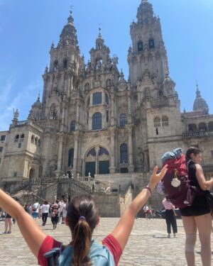 Eloísa Maturén Instagram - Llegué!!!!!!!!!!! #CaminodeSantiago 🚶‍♀️❤️‍🔥🦋🚀

Y claro que no hay palabras…

Gracias por estar allí, ha sido hermos ❤️‍🔥

Subí la cuesta final cantando #Allyouneedislove 🧚🏻‍♀️🧚🏻‍♀️🧚🏻‍♀️