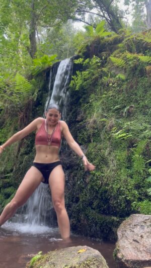 Eloísa Maturén Instagram - Primer día de El Camino, de Baiona a Vigo, 25 km 🚶‍♀️💜

He redescubierto que soy Mogwli, la niña de la selva🙂 

Me tarde 70 horas más de lo planeado y estoy feliz con ello. Improvisé todo lo que pude.

La pequeña Elo se apoderó totalmente de mí y fui Eloísa en el país de las maravillas: hablé con los árboles, las flores, lo caracoles y la cascada.

Me permito disfrutar de estos lugares donde la vida transcurre más lento. Me ha costado bajar las revoluciones.

Caminé los 25 km sola, apenas y me crucé un par de peregrinos. Fui muy feliz.

Me di cuenta que hablo sola y en voz alta. La mayoría de las veces me doy consejos o me digo a mí misma “pero que bellooooo” (con mucho énfasis). A veces también me regaño: “ajá, por andar inventando! Si te caes no hay nadie para salvarte!”

Mientras caminaba por el bosque pensé: “Voy a ir muy pronto a Venezuela a hacer la excursión al tope de Roraima”. También quiero ir al Delta del Orinoco, los llanos, el páramo y Choroní. Aquí invocando a mi amada @valendeviaje También quiero ir a Margarita a visitar a @arianuchis 

Está bien cambiar de opinión. Antes de salir de casa había decidido no tomar fotos, ni publicar nada, pero me provocó y aquí estoy.

Poison Ivy no es solo una super villana del universo DC. 🦹 😬 También es una planta venenosa que ante el más mínimo toque te quema la piel muy fuerte. Sin darme cuenta rocé una con los dedos y ahora me arde 🙄

La última hora fue la más dura, me empezó a doler la espalda baja y me tuve que sentar un par de veces. La música me salvó!

Le hice caso a  la mejor profe de yoga del mundo @yogainara y me lancé unos saludos al sol cada tanto. Los del video son en un puente de siglo XIII en Ramallosa.

Me encontré esta cascada en el medio del bosque y no me pude resistir 💦😃

Fue muy bello, soy feliz