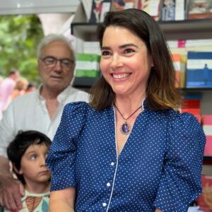 Eloísa Maturén Instagram - Resumen de una día único. Mi primera Feria del Libro de Madrid 📖✨❤️‍🔥

La cara de niñita emocionada lo dice todo. La pequeña Elo que ama la palabra desde el día uno, dando saltos de emoción.

Una aventura más…y las que faltan.

Gracias @valeria_correa_fiz por tu guía maravillosa y por empujarme cuando te dije “me estoy mudando y no  tengo tiempo para escribir” 🤓 Es verdad que no hay excusas. 

A los compañeros del taller, cada martes en la noche vuelvo a casa con la mente revuelta y más ganas de seguir creando, gracias por la inspiración 

Gracias por el amor, las sonrisa y la presencia de todos los que me acompañaron cerca y lejos. 

Seguimos sí, paramos no 😃

GRATITUD ❤️‍🔥✨❤️‍🔥