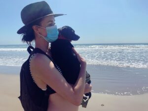 Elyse Levesque Instagram - Nuclear Family Goes To The Beach... 🏖 #Earl #AndHisMoms #AdventuresInDogSitting #FingerInFrame