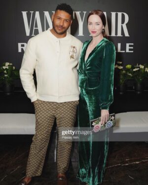Elyse Levesque Instagram - Velvet Goldmine 🧑‍🎤

Thanks @vanityfair for giving us an excuse to dress up and celebrate @everythingeverywheremovie ✨ #oscars #pursedlipsmile 

Velvety fit/look by my girl @maxmagpie @stepintonarnia